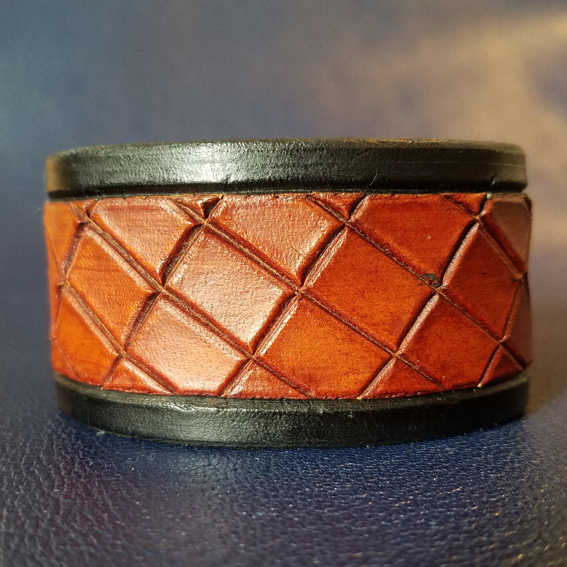 Zweifarbige, Handgestickte Ledermanschette Zweifarbige, Handgestickte Ledermanschette von WDLeather