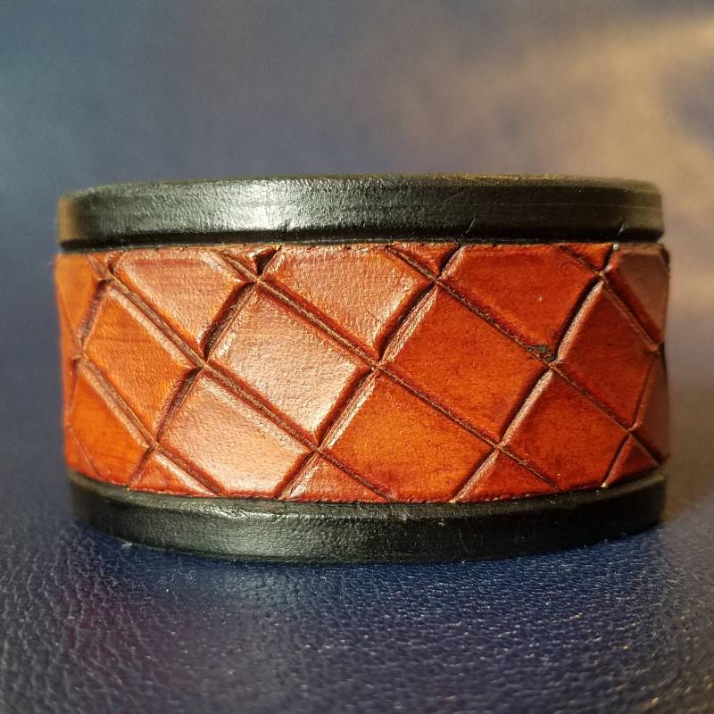 Zweifarbige, Handgestickte Ledermanschette von WDLeather