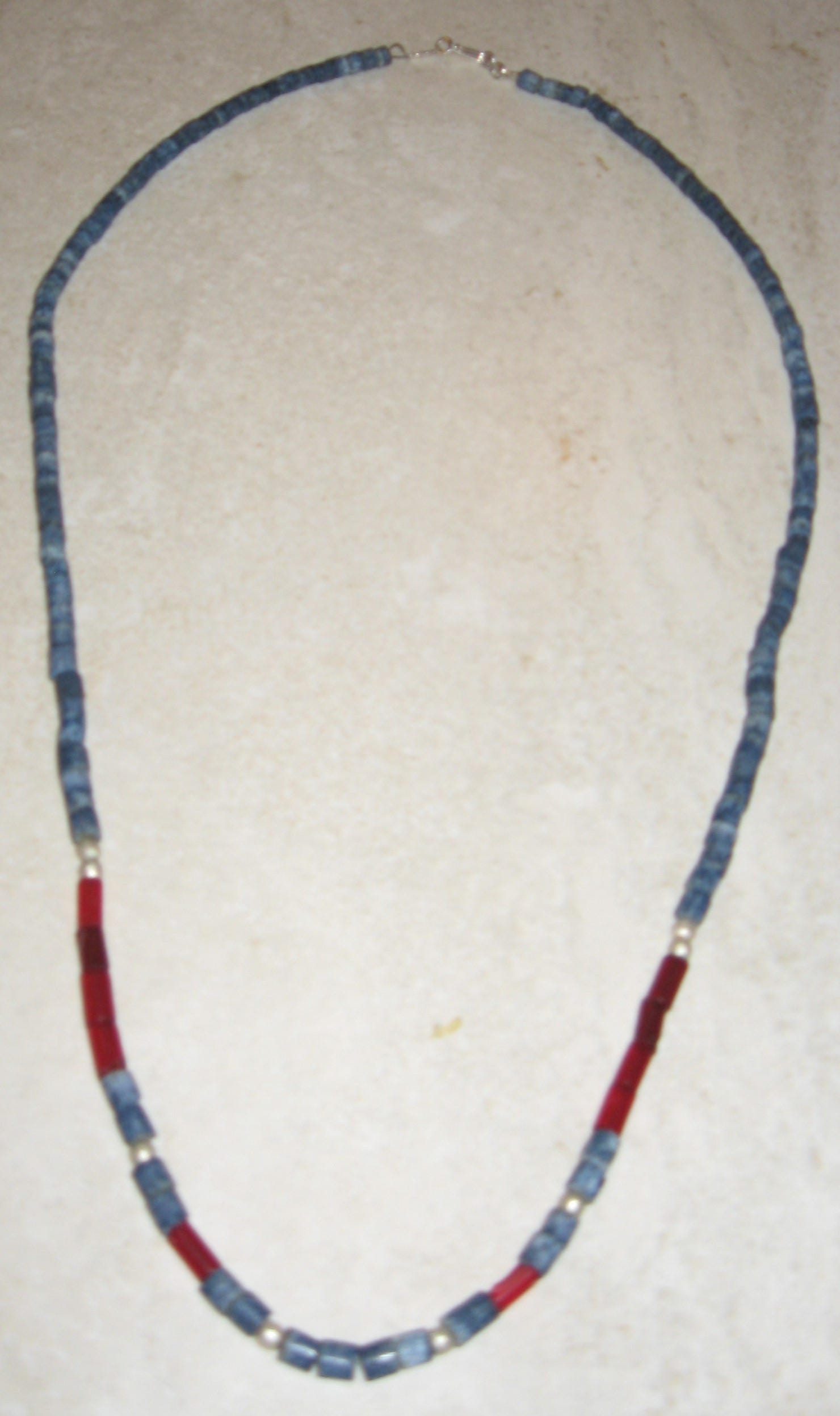 Handgemachte Halskette Vintage Rote Glasröhrchen Und Handgefertigte Lapisperlen Handgemachte Halskette Vintage Rote Glasröhrchen Und Handgefertigte Lapisperlen von WEARTHATNOW