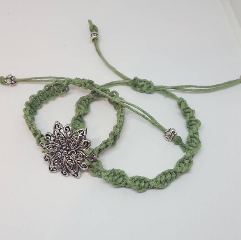 Makrameearmband Mit Blume Anhänger von WEEDsByRose