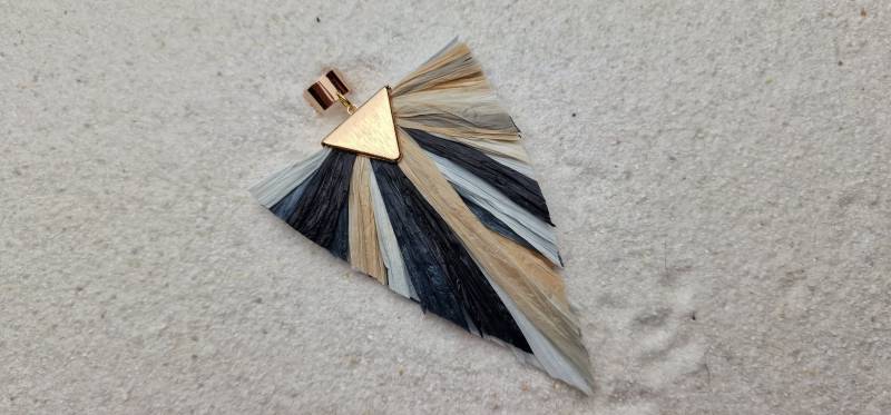 Art Deco Metall Ear Cuff/Wrap Ohrmanschette Ohrschmuck Federleichter Eye Catcher Mit Großformatigem Fächer Anhänger Aus Kunstbast von WENDIGOberlin