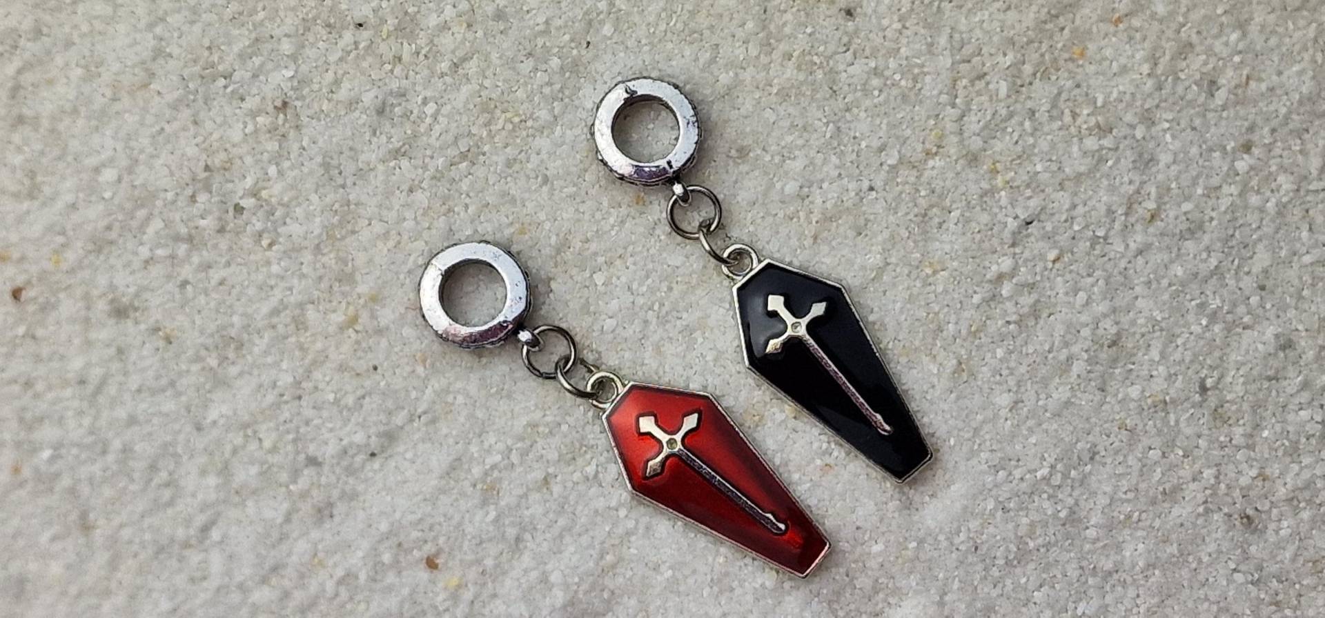 Coffin - Metall Dreadschmuck/Dreadringe /Dread Perlen Flecht Mit Sarg Anhängern, Rot & Schwarz Emailliert, 2 Stück Im Set Coffin - Metall Dreadschmuck/Dreadringe /Dread Perlen Flecht Mit Sarg Anhängern, Rot & Schwarz Emailliert, 2 Stück Im Set von WENDIGOberlin