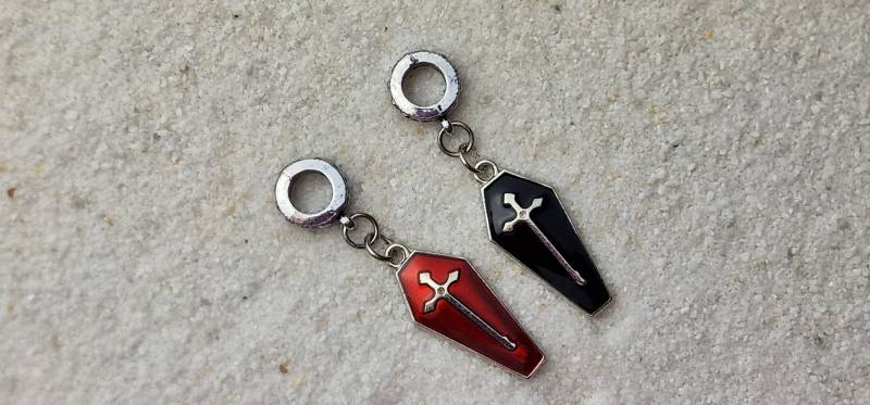 Coffin - Metall Dreadschmuck/Dreadringe /Dread Perlen Flecht Mit Sarg Anhängern, Rot & Schwarz Emailliert, 2 Stück Im Set Coffin - Metall Dreadschmuck/Dreadringe /Dread Perlen Flecht Mit Sarg Anhängern, Rot & Schwarz Emailliert, 2 Stück Im Set von WENDIGOberlin
