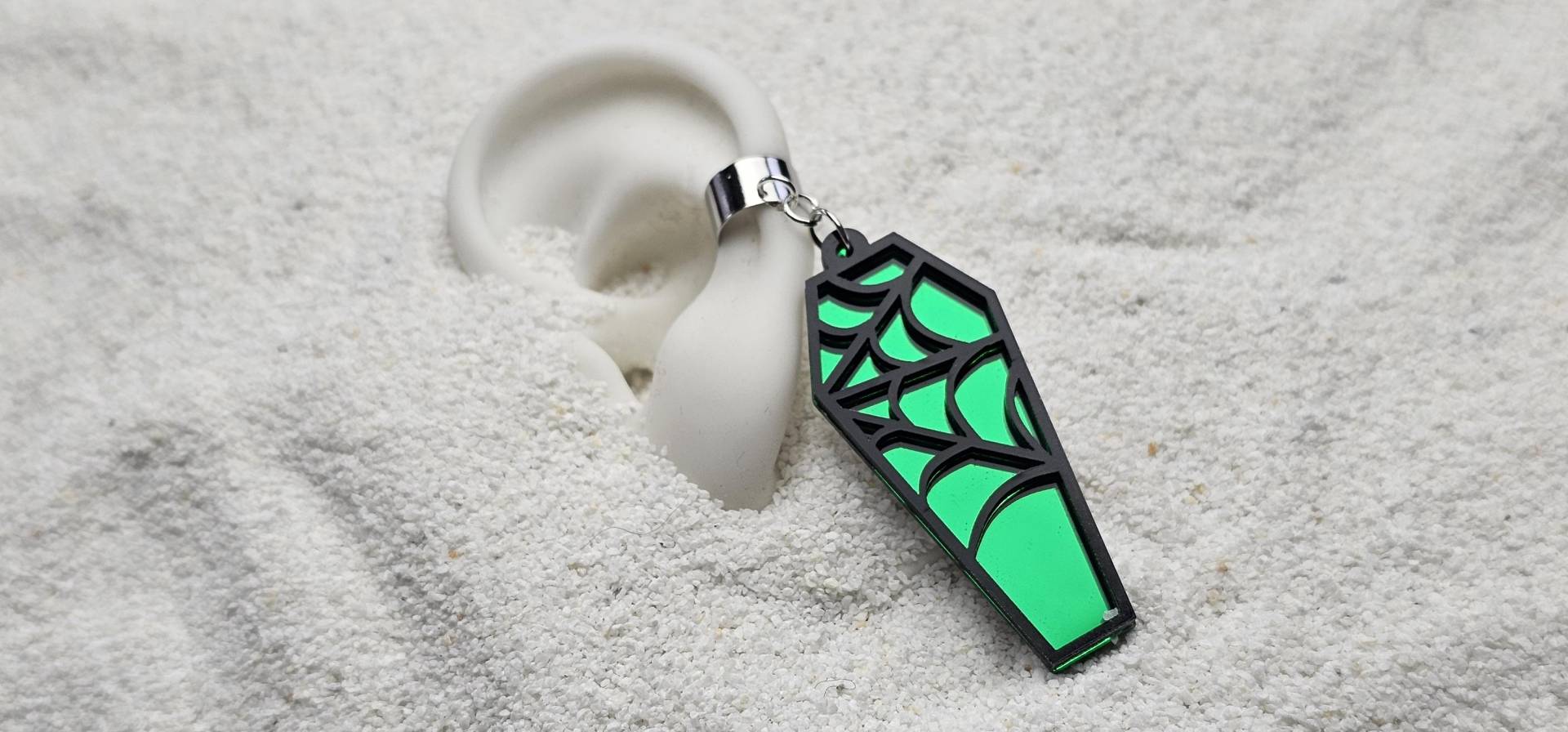 Coffin Spiderweb Auffälliger Ear Cuff/Wrap Ohrschmuck Mit Laser Cut Motiv Aus Verspiegelten Plexiglas von WENDIGOberlin