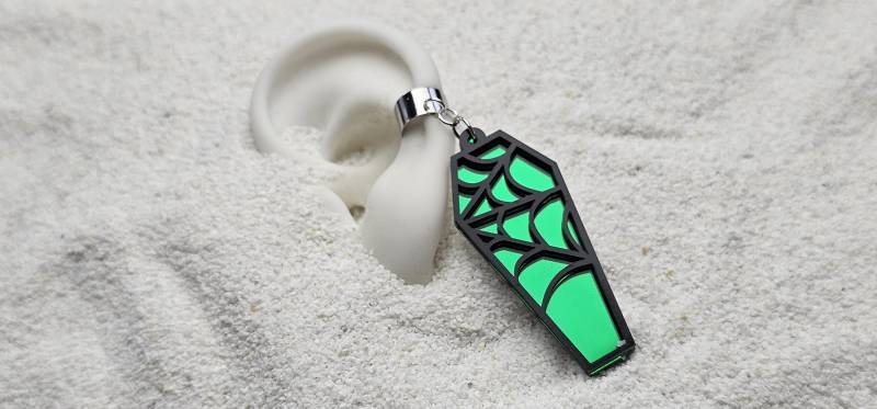 Coffin Spiderweb Auffälliger Ear Cuff/Wrap Ohrschmuck Mit Laser Cut Motiv Aus Verspiegelten Plexiglas von WENDIGOberlin