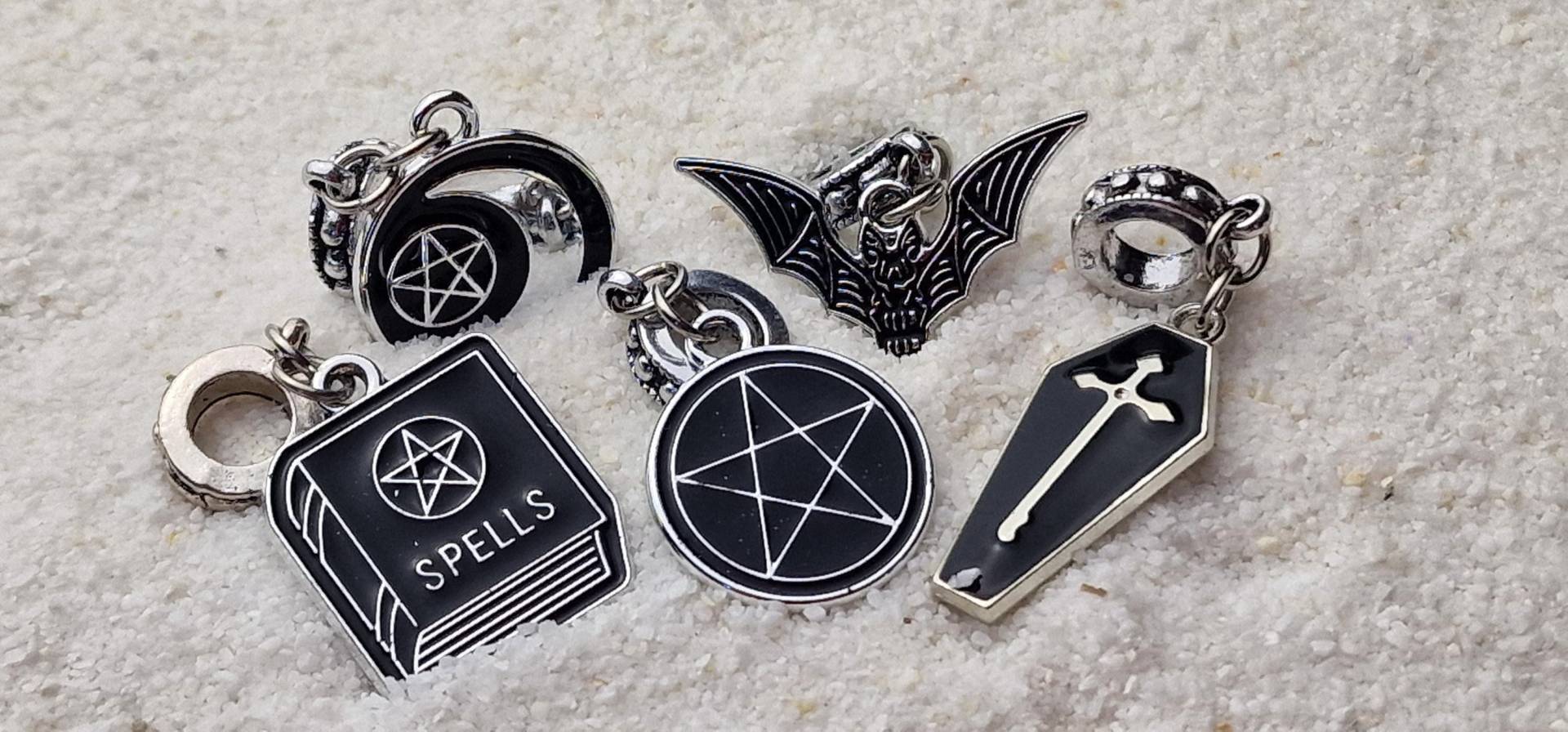 Dark Arts Set - Metall Dreadschmuck/Dreadringe /Dread Perlen Flecht Mit Anhänger Set Aus Metall, 5 Verschiedene Motive von WENDIGOberlin