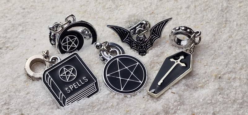 Dark Arts Set - Metall Dreadschmuck/Dreadringe /Dread Perlen Flecht Mit Anhänger Set Aus Metall, 5 Verschiedene Motive von WENDIGOberlin