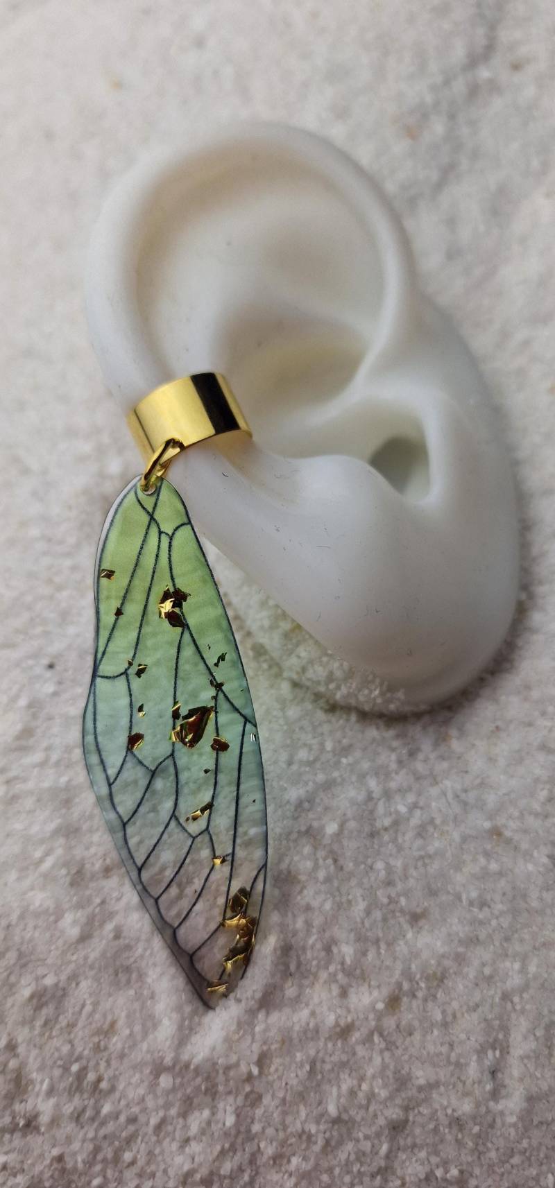 Dragonfly Ear Cuff/Ohrmanschette Ohrschmuck, Eye Catcher Mit Großem Libellenflügel Anhänger Aus Kunstharz in 2 Farben von WENDIGOberlin