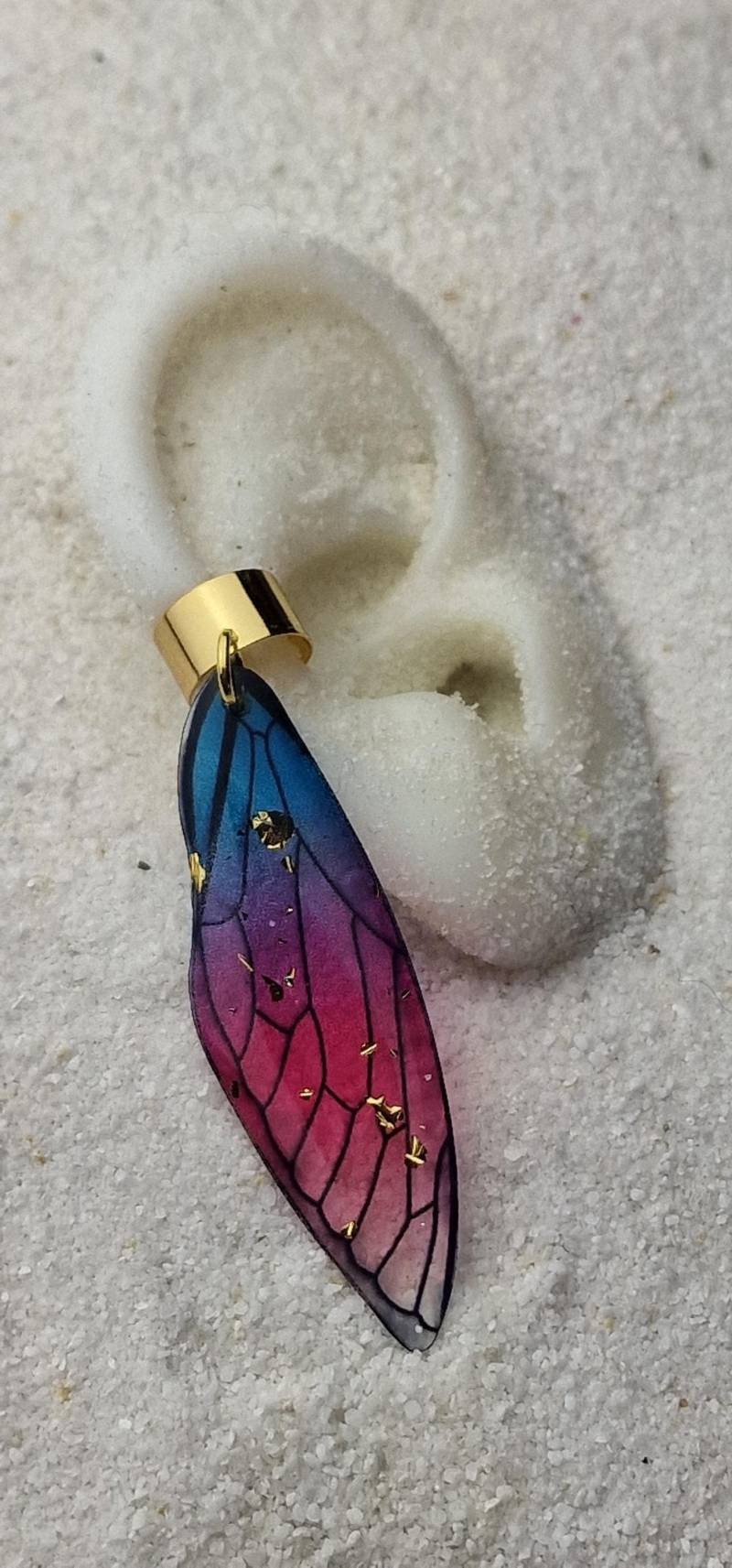 Dragonfly Ear Cuff/Ohrmanschette Ohrschmuck, Eye Catcher Mit Großem Libellenflügel Anhänger Aus Kunstharz in 2 Farben von WENDIGOberlin