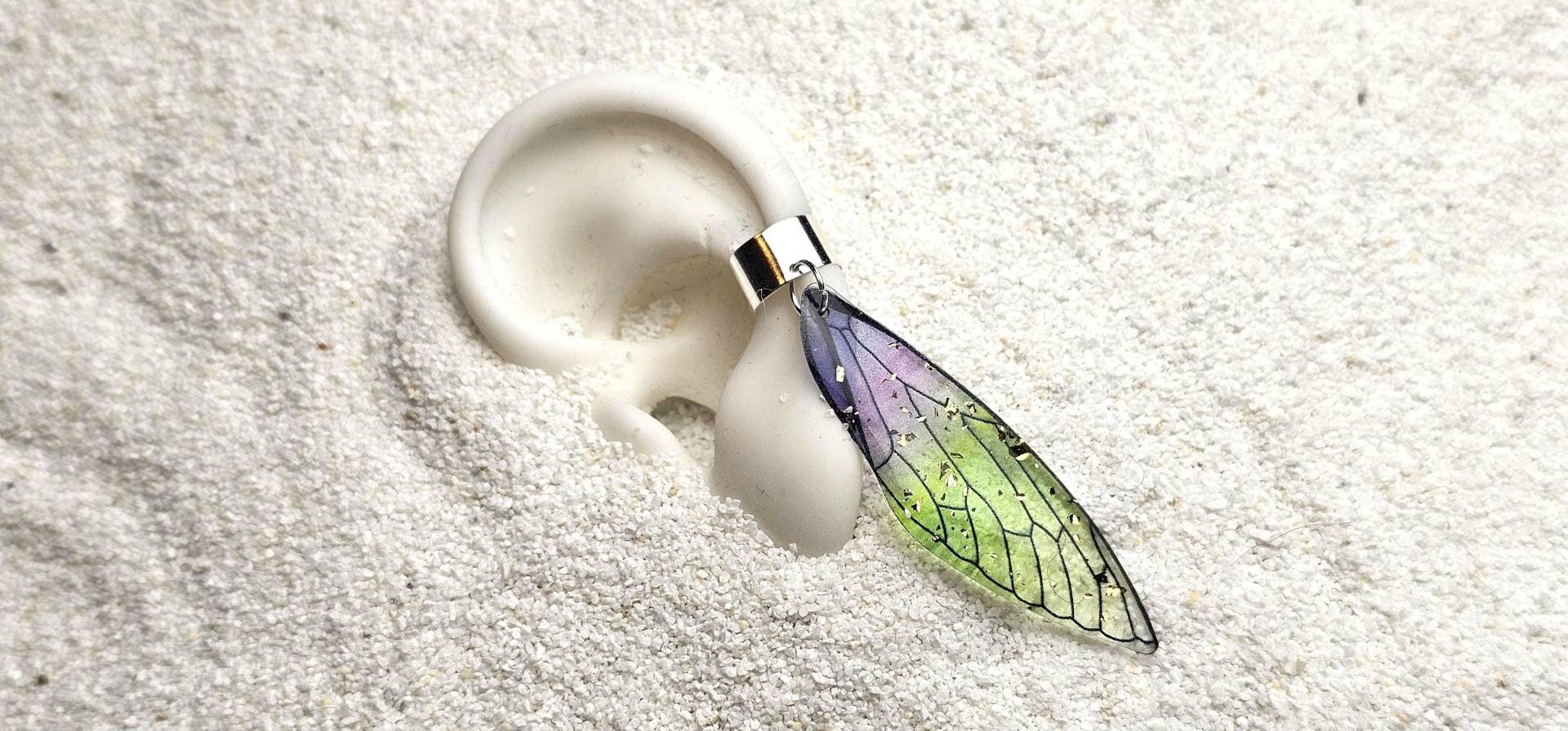 Dragonfly Ear Cuff/Ohrmanschette Ohrschmuck, Eye Catcher Mit Großem Libellenflügel Anhänger Aus Kunstharz in 2 Farben von WENDIGOberlin