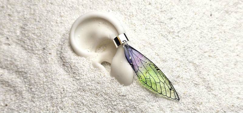 Dragonfly Ear Cuff/Ohrmanschette Ohrschmuck, Eye Catcher Mit Großem Libellenflügel Anhänger Aus Kunstharz in 2 Farben von WENDIGOberlin