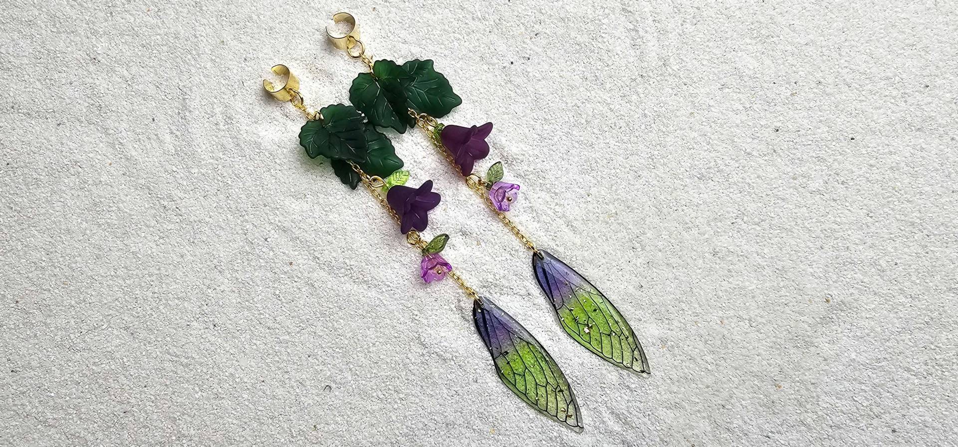 Dragonfly Long Ear Cuff/Ohrmanschette Ohrschmuck, Eye Catcher Mit Großem Libellenflügel Und Blumen Anhänger Aus Acryl von WENDIGOberlin