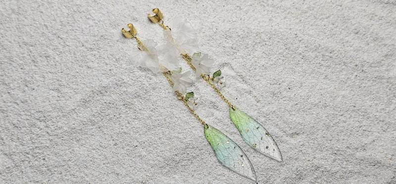 Dragonfly Xl Ear Cuff/Ohrmanschette Ohrschmuck, Eye Catcher Mit Großem Libellenflügel Und Blumen Anhänger Aus Acryl von WENDIGOberlin
