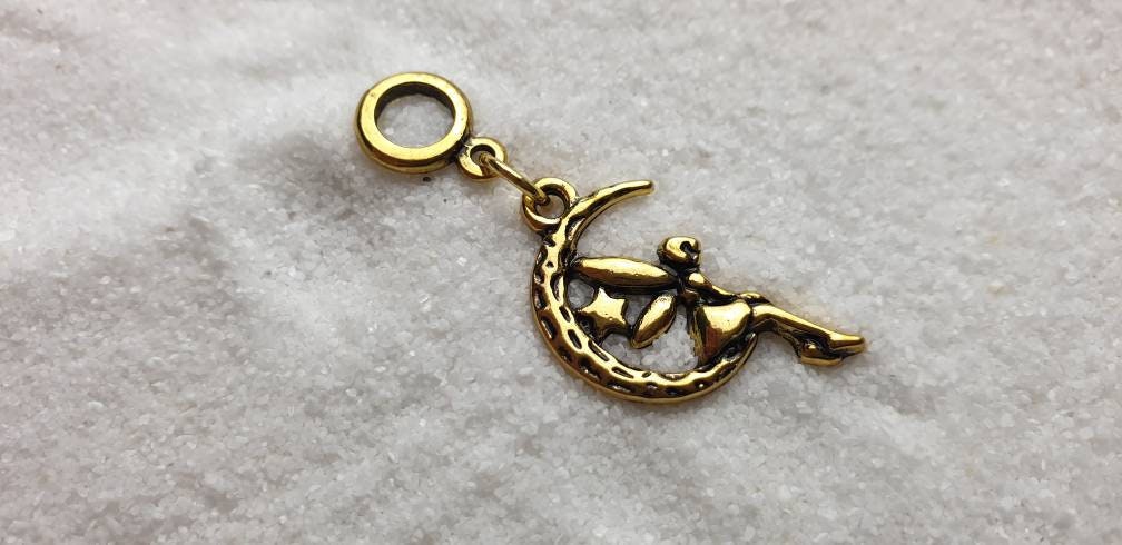 Elbenmond Metall Dreadschmuck/Dread Perle Flecht Ösenring Und Anhänger Mit Kleiner Elfe Sichelmond von WENDIGOberlin