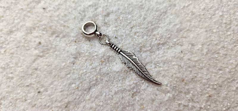 Feder Metall Dreadschmuck/Dreadring Dread Perle Flecht Und Anhänger Mit Stilisierter Feder Feder Metall Dreadschmuck/Dreadring Dread Perle Flecht Und Anhänger Mit Stilisierter Feder von WENDIGOberlin