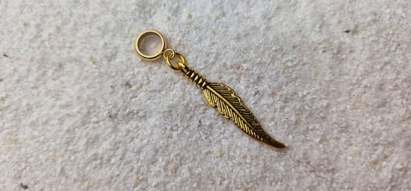 Feder Metall Dreadschmuck/Dreadring Dread Perle Flecht Und Anhänger Mit Stilisierter Feder Feder Metall Dreadschmuck/Dreadring Dread Perle Flecht Und Anhänger Mit Stilisierter Feder von WENDIGOberlin