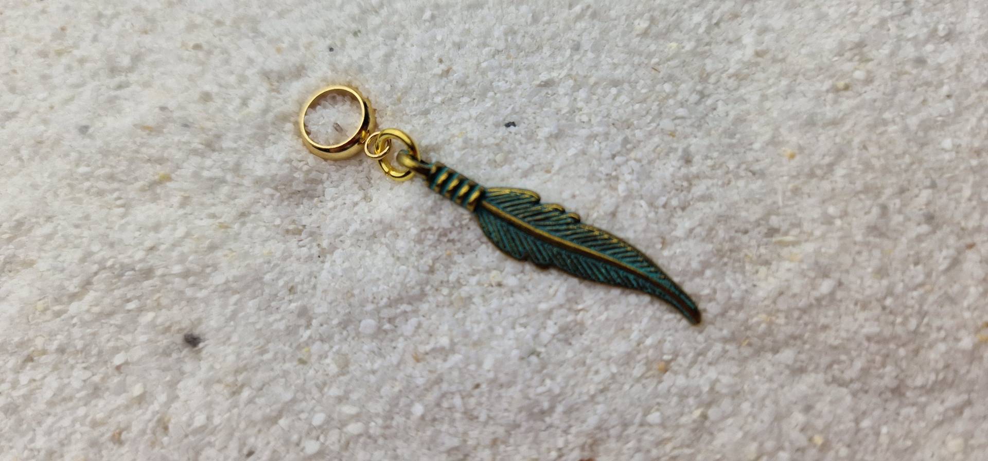 Feder Metall Dreadschmuck/Dreadring Dread Perle Flecht Und Anhänger Mit Stilisierter Feder Feder Metall Dreadschmuck/Dreadring Dread Perle Flecht Und Anhänger Mit Stilisierter Feder von WENDIGOberlin