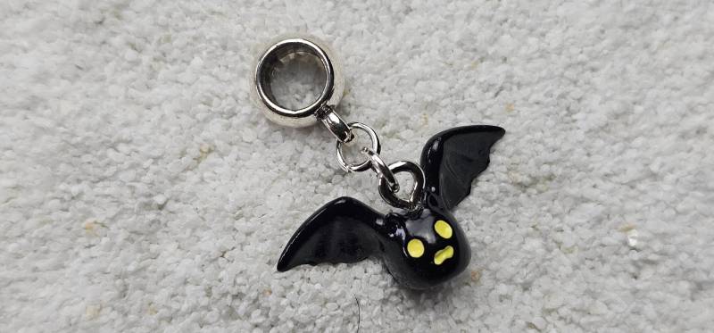 Flappy Ghost - Acryl Dreadschmuck/Dread Perle Dreadring Flecht Mit Kleinem Fledermaus Anhänger Und Metall von WENDIGOberlin