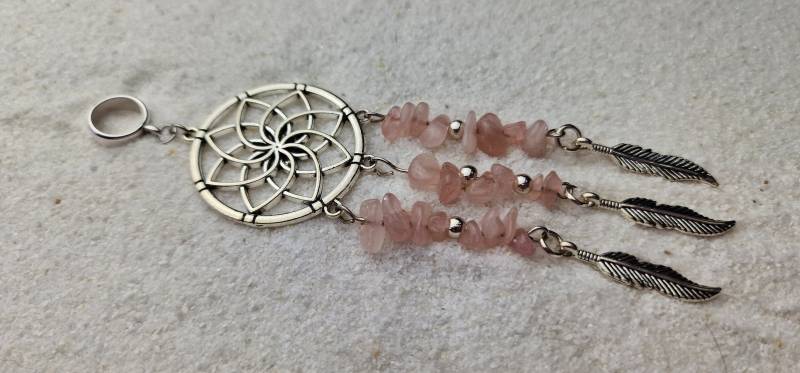 Gem Dreamcatcher Xxxl Metall Dreadschmuck/Dreadring Flecht Perle Und Großer Traumfänger Schmuck-Anhänger Mit Natursteinchips, Solitär Gem Dreamcatcher Xxxl Metall Dreadschmuck/Dreadring Flecht Perle Und Großer Traumfänger Schmuck-Anhänger Mit Natursteinchips, Solitär von WENDIGOberlin