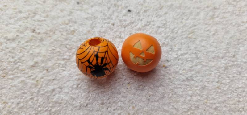 Halloween Beads - Set Holz Großlochperlen Dreadschmuck/Dread Perle Flecht Mit Kürbisgesicht Und Spinnennetz Motiv, 2 Stück Halloween Beads - Set Holz Großlochperlen Dreadschmuck/Dread Perle Flecht Mit Kürbisgesicht Und Spinnennetz Motiv, 2 Stück von WENDIGOberlin