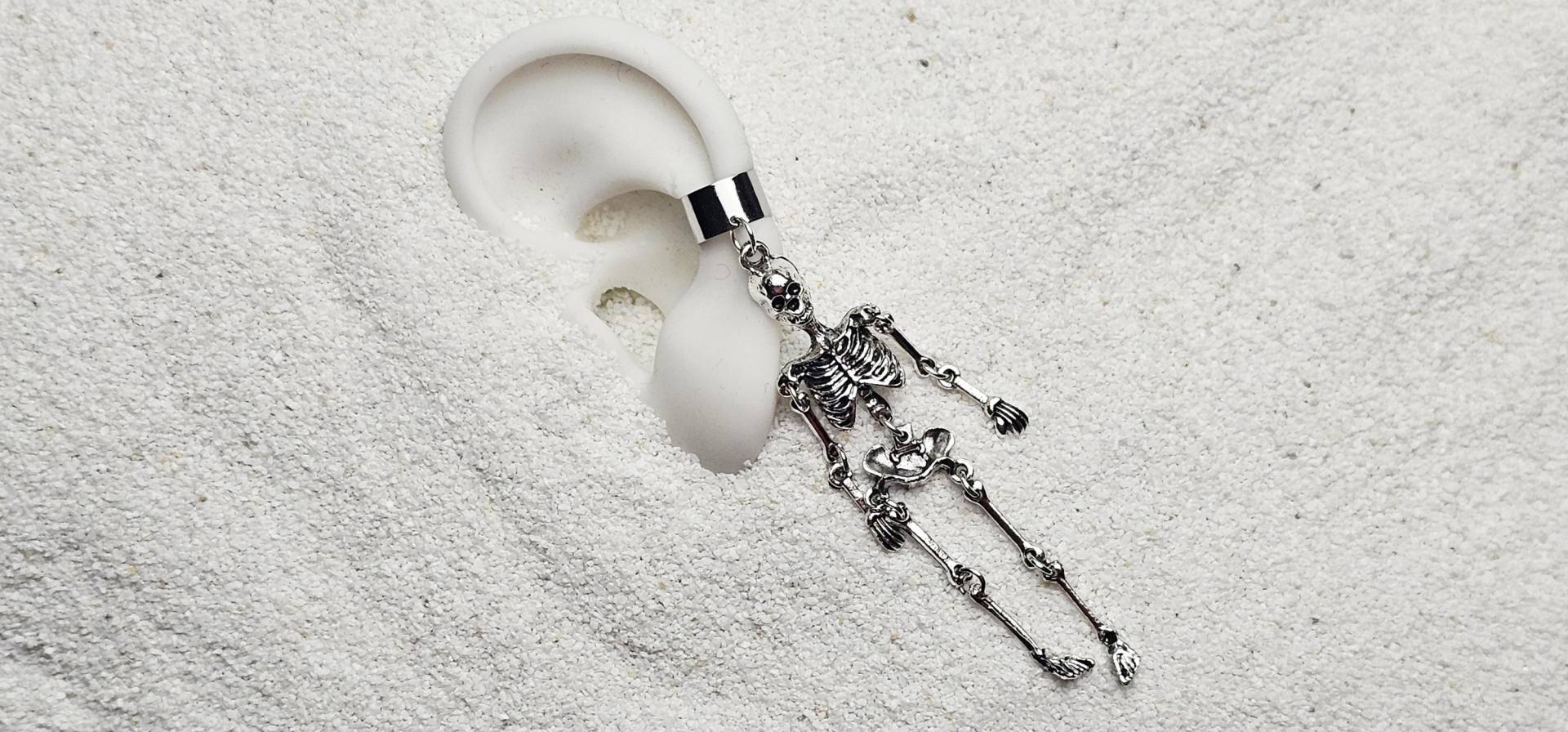 Hangman Ear Cuff/Ear Wrap Ohrschmuck Mit Extralangem, Beweglichem Skelett Mobile-Anhänger von WENDIGOberlin