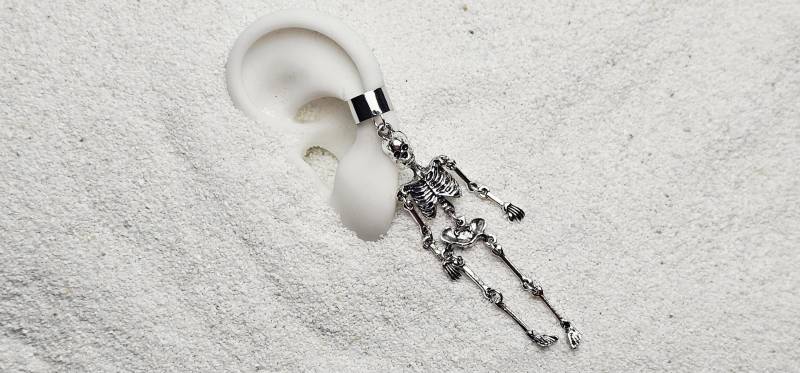 Hangman Ear Cuff/Ear Wrap Ohrschmuck Mit Extralangem, Beweglichem Skelett Mobile-Anhänger von WENDIGOberlin