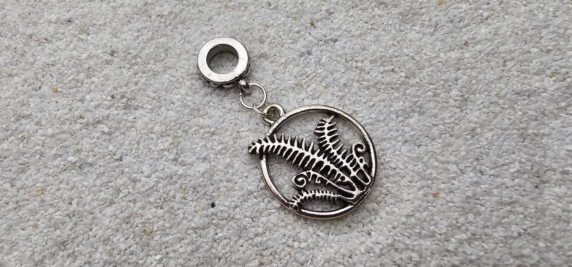 Hoher Farn Metall Dreadring/Dreadschmuck Dread Charm Flecht Perle Mit Rundem Anhänger Und Farn Motiv Hoher Farn Metall Dreadring/Dreadschmuck Dread Charm Flecht Perle Mit Rundem Anhänger Und Farn Motiv von WENDIGOberlin