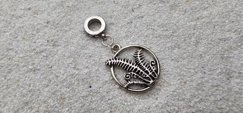 Hoher Farn Metall Dreadring/Dreadschmuck Dread Charm Flecht Perle Mit Rundem Anhänger Und Farn Motiv Hoher Farn Metall Dreadring/Dreadschmuck Dread Charm Flecht Perle Mit Rundem Anhänger Und Farn Motiv von WENDIGOberlin