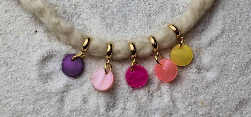 Holi Vibes Shiva Dreadschmuck/Dread Perle Flecht Mit Echtem Perlmutt-Anhänger in Leuchtenden Farben, Set 5 Stück von WENDIGOberlin