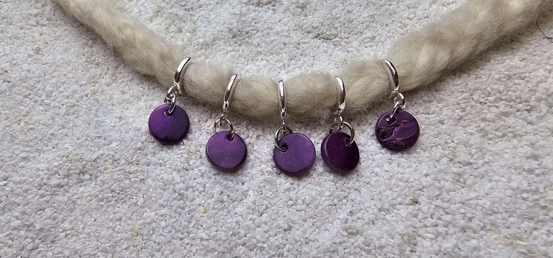 Holi Vibes Shiva Dreadschmuck/Dread Perle Flecht Mit Echtem Perlmutt-Anhänger in Leuchtenden Farben, Set 5 Stück von WENDIGOberlin