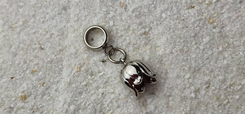 Maiglöckchen Metall Dreadschmuck/Dread Perle Flecht Dreadring Mit Zierluchem Xs Blüten Anhänger Aus Edelstahl Maiglöckchen Metall Dreadschmuck/Dread Perle Flecht Dreadring Mit Zierluchem Xs Blüten Anhänger Aus Edelstahl von WENDIGOberlin