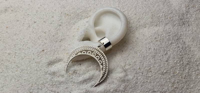 Moon Goddess Ear Cuff Mit Riesigem Sichel Mond Schmuckanhänger Aus Edelstahl von WENDIGOberlin