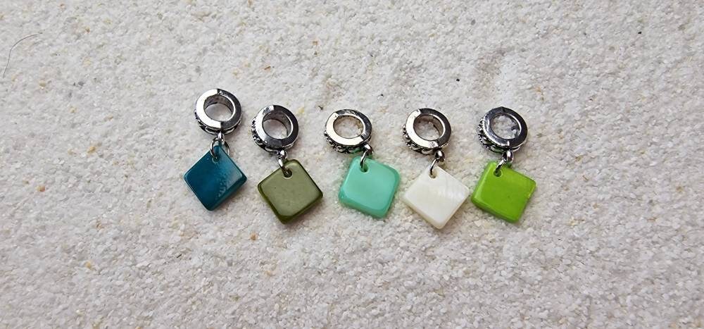 Sommernachtstraum Fae Glamor Dreadschmuck/Dread Perle Flecht Mit Echtem Perlmutt-Anhänger in Leuchtenden Farben, Set 5 Stück von WENDIGOberlin