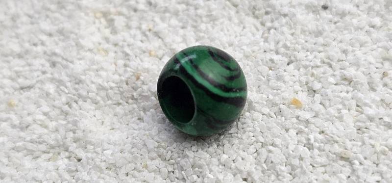 Synthetic Malachit Xs Zierliche Naturstein Imitation Dreadschmuck/Dread Perle Flecht Aus Kunstharz Mit Polierter Oberfläche von WENDIGOberlin