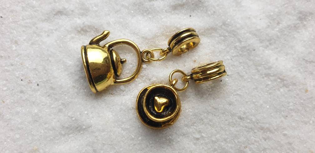 Tea Time Metall Dreadschmuck/Dread Perle Flecht Und Anhänger, Set Mit Märchen Motiv Tea Time Metall Dreadschmuck/Dread Perle Flecht Und Anhänger, Set Mit Märchen Motiv von WENDIGOberlin