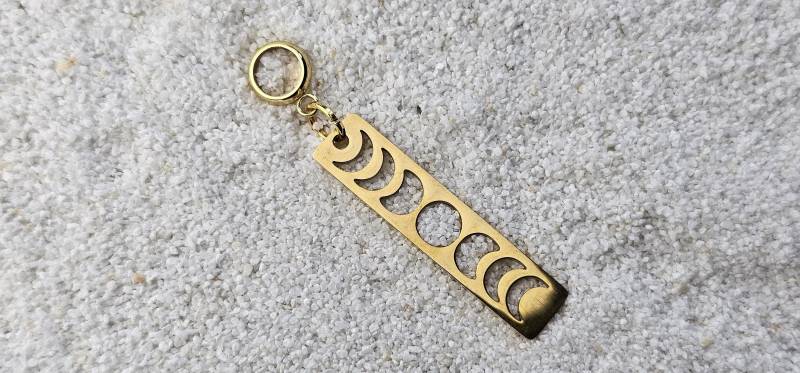 Tempelschmuck Moon Sign Metall Dreadschmuck/Dreadring Flechtring Mit Rechteckigem Schmuckanhänger Und Mondphasen Motiv Aus Edelstahl von WENDIGOberlin