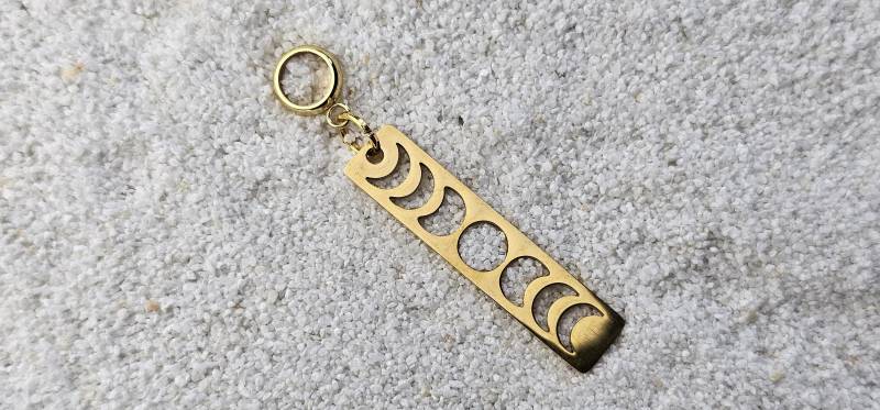 Tempelschmuck Moon Sign Metall Dreadschmuck/Dreadring Flechtring Mit Rechteckigem Schmuckanhänger Und Mondphasen Motiv Aus Edelstahl Tempelschmuck Moon Sign Metall Dreadschmuck/Dreadring Flechtring Mit Rechteckigem Schmuckanhänger Und Mondphasen Motiv Aus Edelstahl von WENDIGOberlin