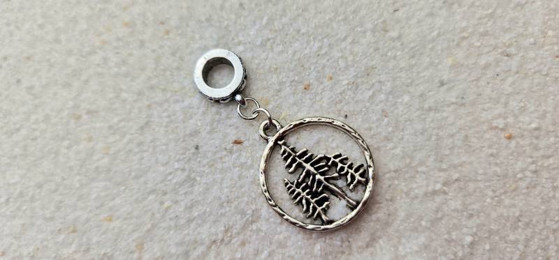 Tiefer Tann Metall Dreadring/Dreadschmuck Flecht Perle Mit Rundem Anhänger Und Wald Motiv Tiefer Tann Metall Dreadring/Dreadschmuck Flecht Perle Mit Rundem Anhänger Und Wald Motiv von WENDIGOberlin