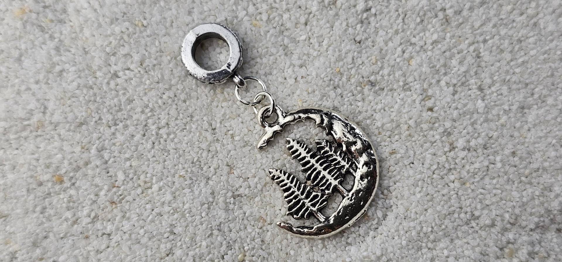 Waldmond Metall Dreadring/Dreadschmuck Flecht Perle Mit Rundlichem Sichel Mond Anhänger Und Wald Motiv von WENDIGOberlin