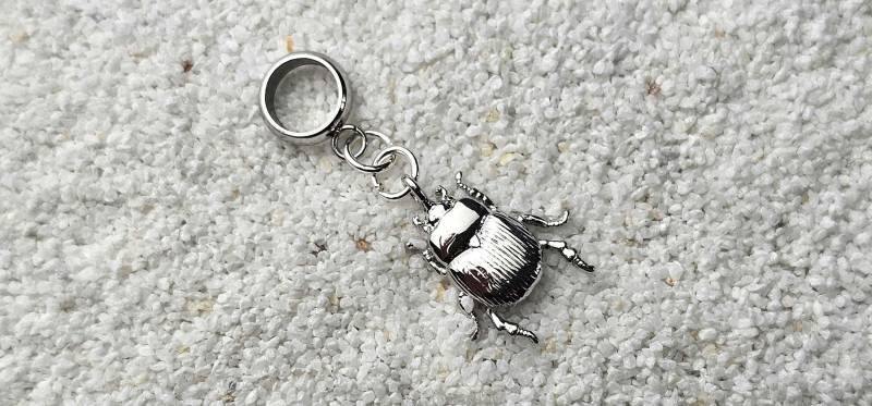 Wee Bug Metall Dreadschmuck/Dread Perle Flecht Dreadring Mit Zierlichem Miniatur Anhänger, Kleinem Käfer von WENDIGOberlin