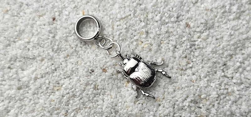 Wee Bug Metall Dreadschmuck/Dread Perle Flecht Dreadring Mit Zierlichem Miniatur Anhänger, Kleinem Käfer Wee Bug Metall Dreadschmuck/Dread Perle Flecht Dreadring Mit Zierlichem Miniatur Anhänger, Kleinem Käfer von WENDIGOberlin