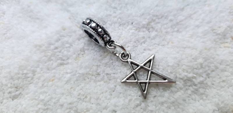Witchcraft Artifacts Pentagramm Metall Dreadschmuck/Dread Perle Flecht Mit Pentagramm Anhänger Witchcraft Artifacts Pentagramm Metall Dreadschmuck/Dread Perle Flecht Mit Pentagramm Anhänger von WENDIGOberlin