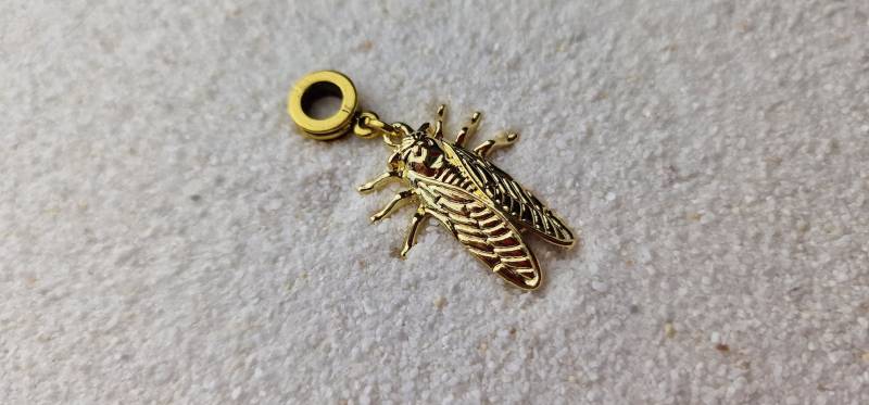 Zikade - Metall Dreadschmuck/Dread Perle Flecht Mit Großem Insekten Anhänger Zikade - Metall Dreadschmuck/Dread Perle Flecht Mit Großem Insekten Anhänger von WENDIGOberlin