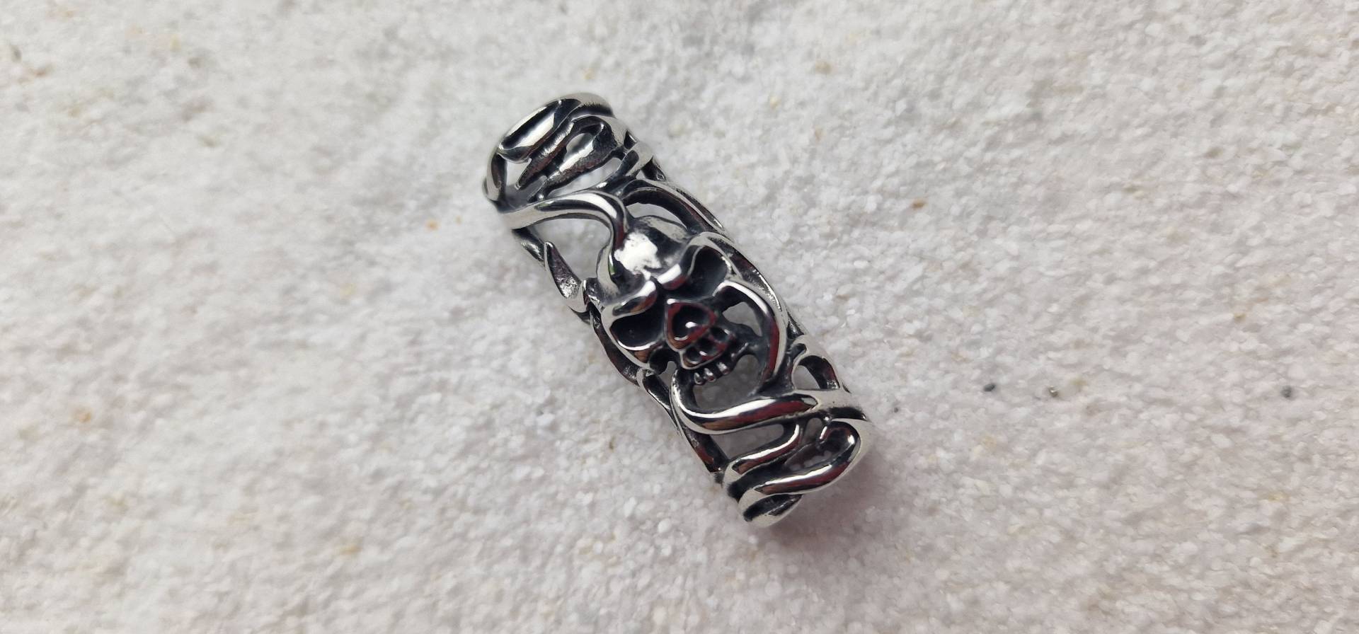 xxxl Skull Tube - Große Tube Perle/Dread Flecht Aus Metall Mit Auffälligem Totenkopf Motiv Für Dicke Dreads Flechtzöpfe xxxl Skull Tube - Große Tube Perle/Dread Flecht Aus Metall Mit Auffälligem Totenkopf Motiv Für Dicke Dreads Flechtzöpfe von WENDIGOberlin