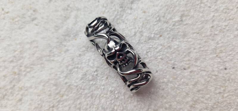xxxl Skull Tube - Große Tube Perle/Dread Flecht Aus Metall Mit Auffälligem Totenkopf Motiv Für Dicke Dreads Flechtzöpfe xxxl Skull Tube - Große Tube Perle/Dread Flecht Aus Metall Mit Auffälligem Totenkopf Motiv Für Dicke Dreads Flechtzöpfe von WENDIGOberlin