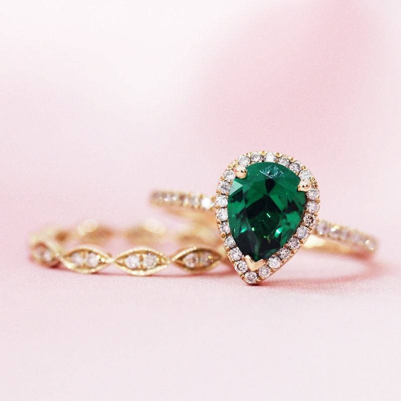 6x8mm Birne Dunkel Grün Behandelt Smaragd Ring Diamanten Halo-Ring 14K Gelbgold Ehering Birthstone Set Braut Versprechen von WFHomeElements