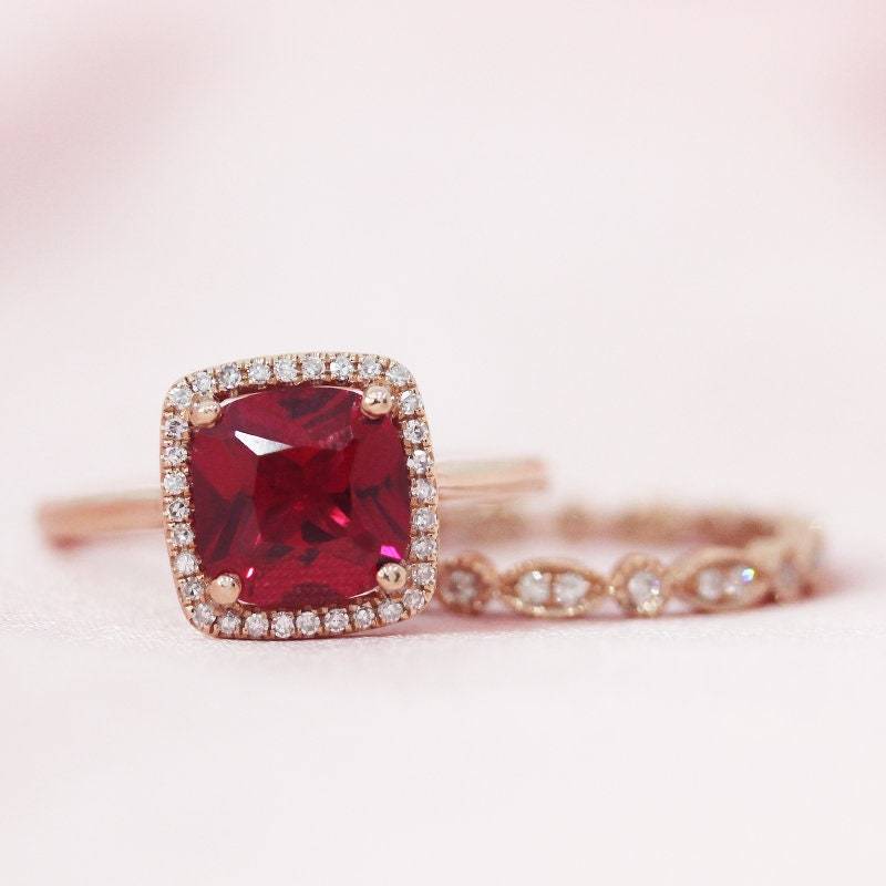 8mm Kissen Diamanten Behandelt Rubinring Roten Edelstein Ring 14K Rose Gold Braut Halo Voller Ewigkeit Hochzeit Band Versprechen von WFHomeElements