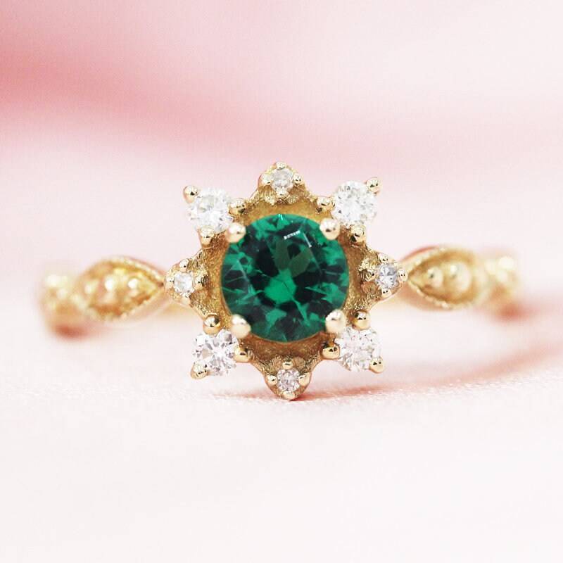 Art-Deco-5mm Rund Geschnitten Traeted Emeral Ehering Massiv 14K Gelb Gold Ring Diamant Akzent Verlobungsring Braut Jubiläumsring von WFHomeElements