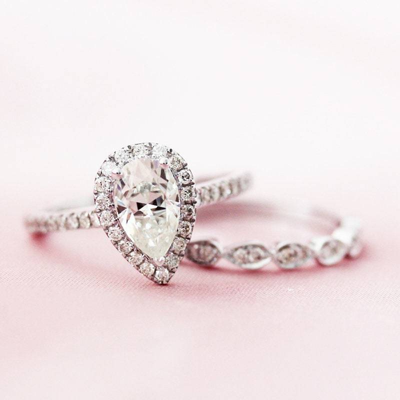 C & Immer Ein Moissanite Ring 5 8mm Birne Geschnitten Verlobungsring Diamanten Halo-Ring Halbe Ewigkeit Hochzeit Band 14K Weißgold Braut Set von WFHomeElements