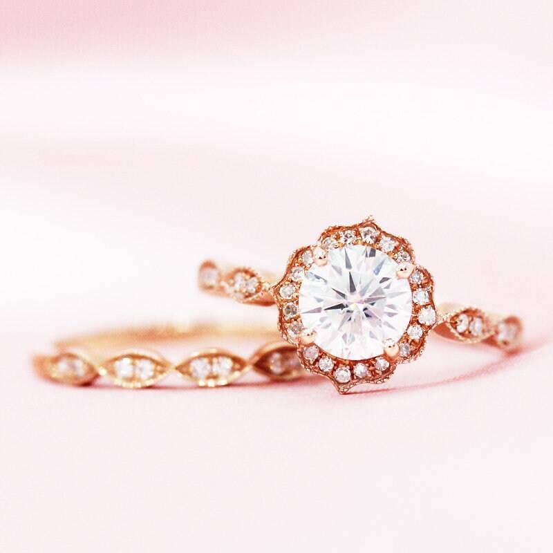 Charles & Colvard Immer Klassisch 6, 5 Mm Rund Geschnitten Moissanite Ring, Die Halbe Ewigkeit Diamanten Ring Band 14 K Rose Gold Verlobungsring von WFHomeElements
